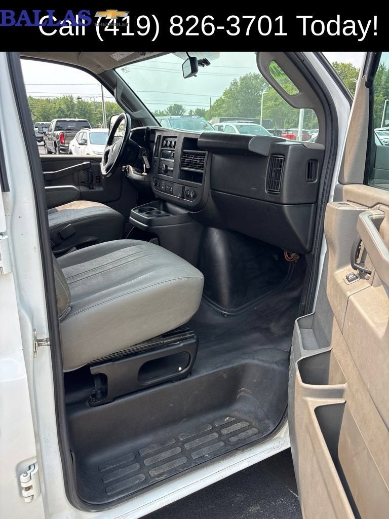 2022 Chevrolet Express Passenger 3500 1LS