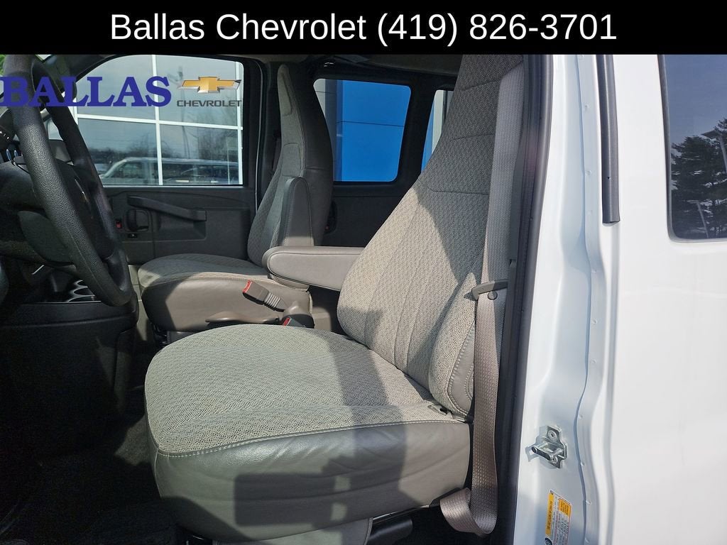 2024 Chevrolet Express Passenger 3500 1LT