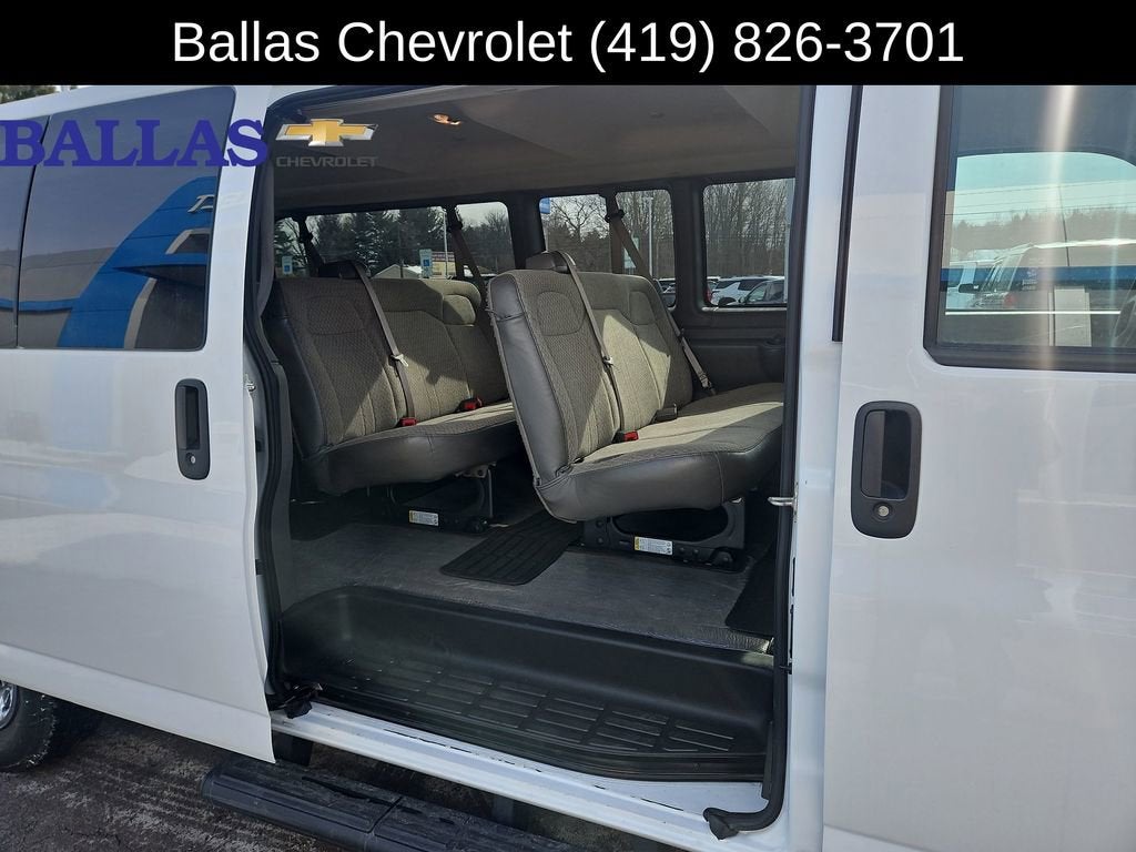 2024 Chevrolet Express Passenger 3500 1LT