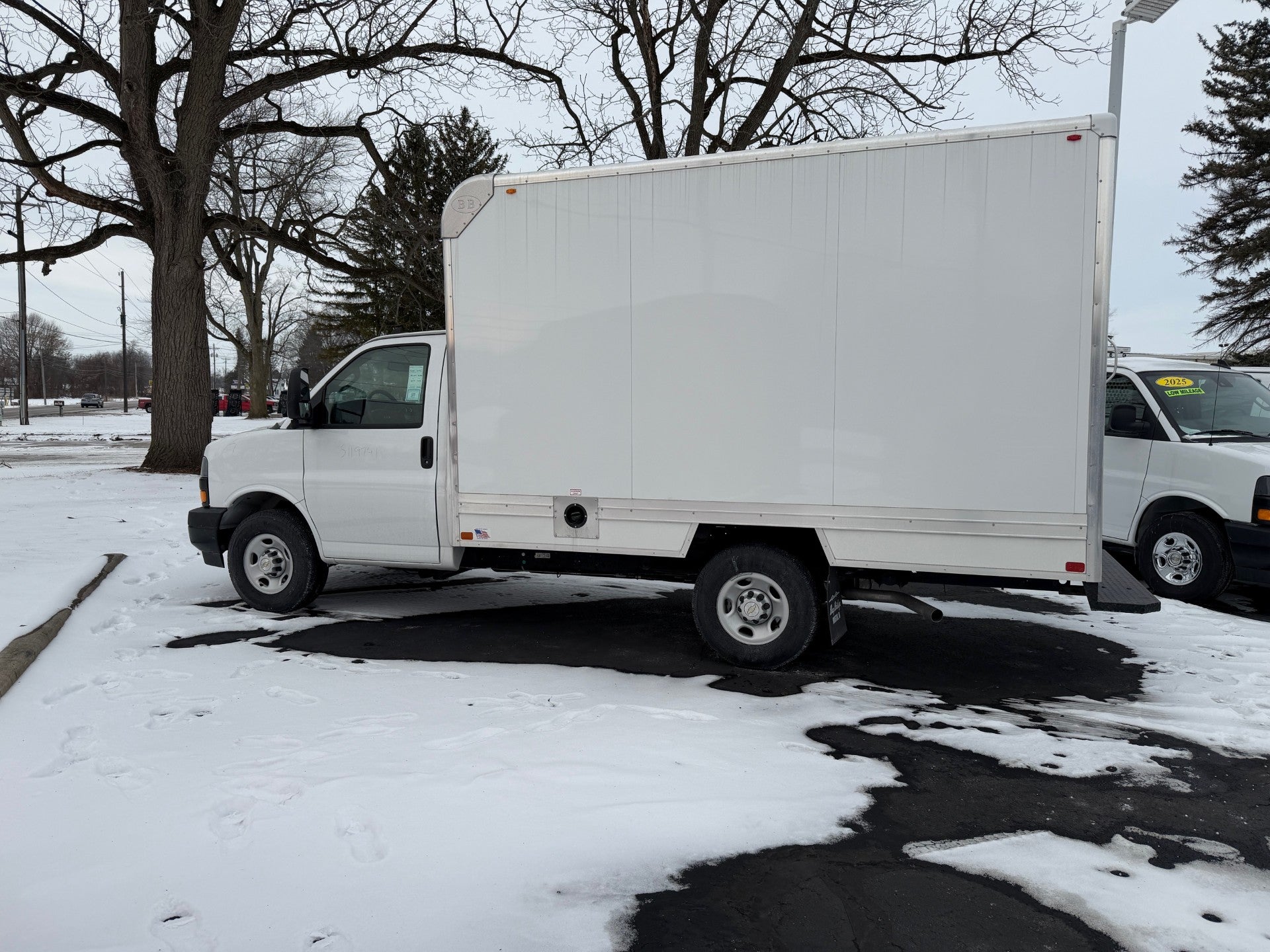 2025 Chevrolet Express Cutaway 3500 1WT