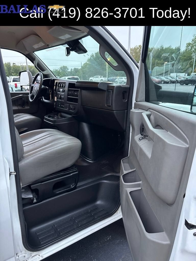 2022 GMC Savana Cutaway 3500 Work Van